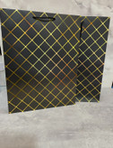 ساک دستی کادوطرح شطرنجی مشکی طلایی ارتفاع۳۹ سانتی متر