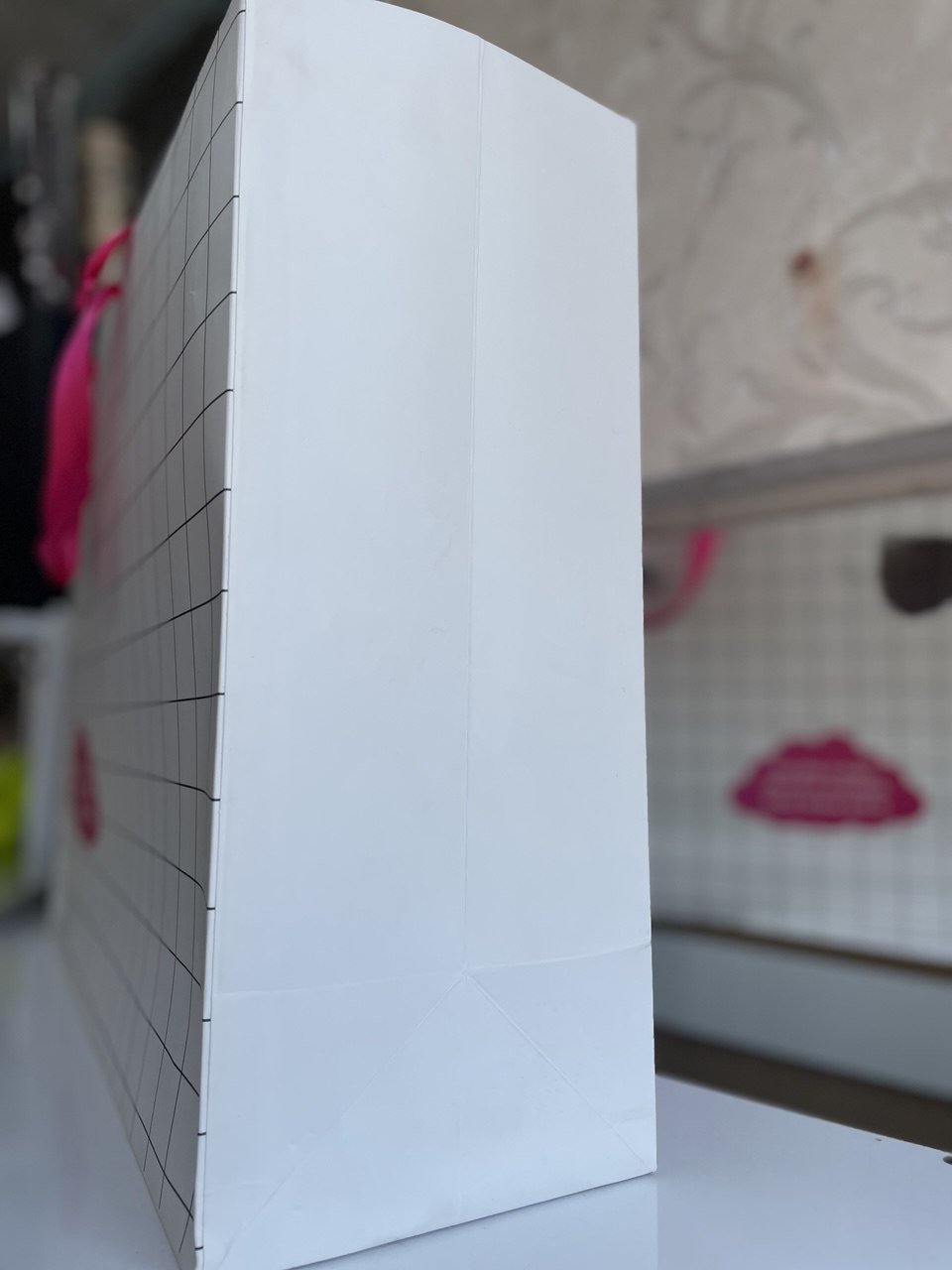 ساک دستی کادو افقی طرح شطرنجی صورتی افقی عرض ۳۷ سانتی متر