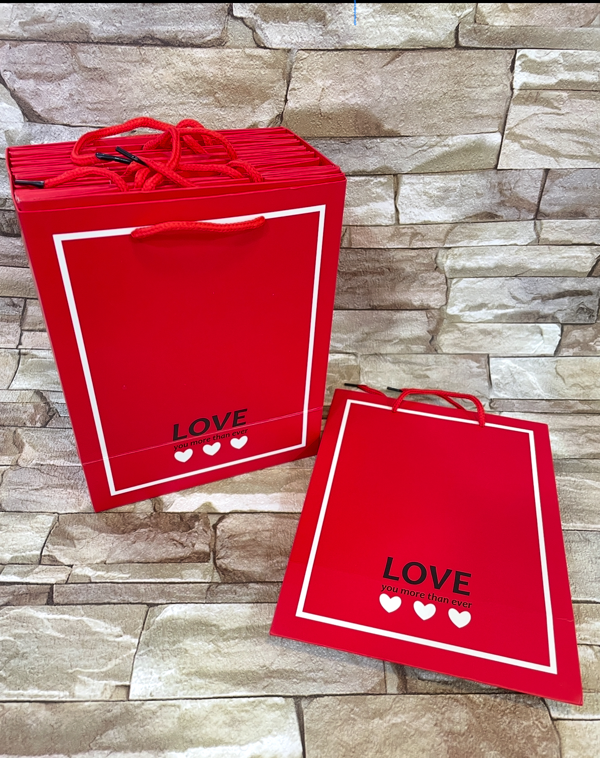 ساک دستی کادو طرح love قرمز ارتفاع ۲۳سانتی متر
