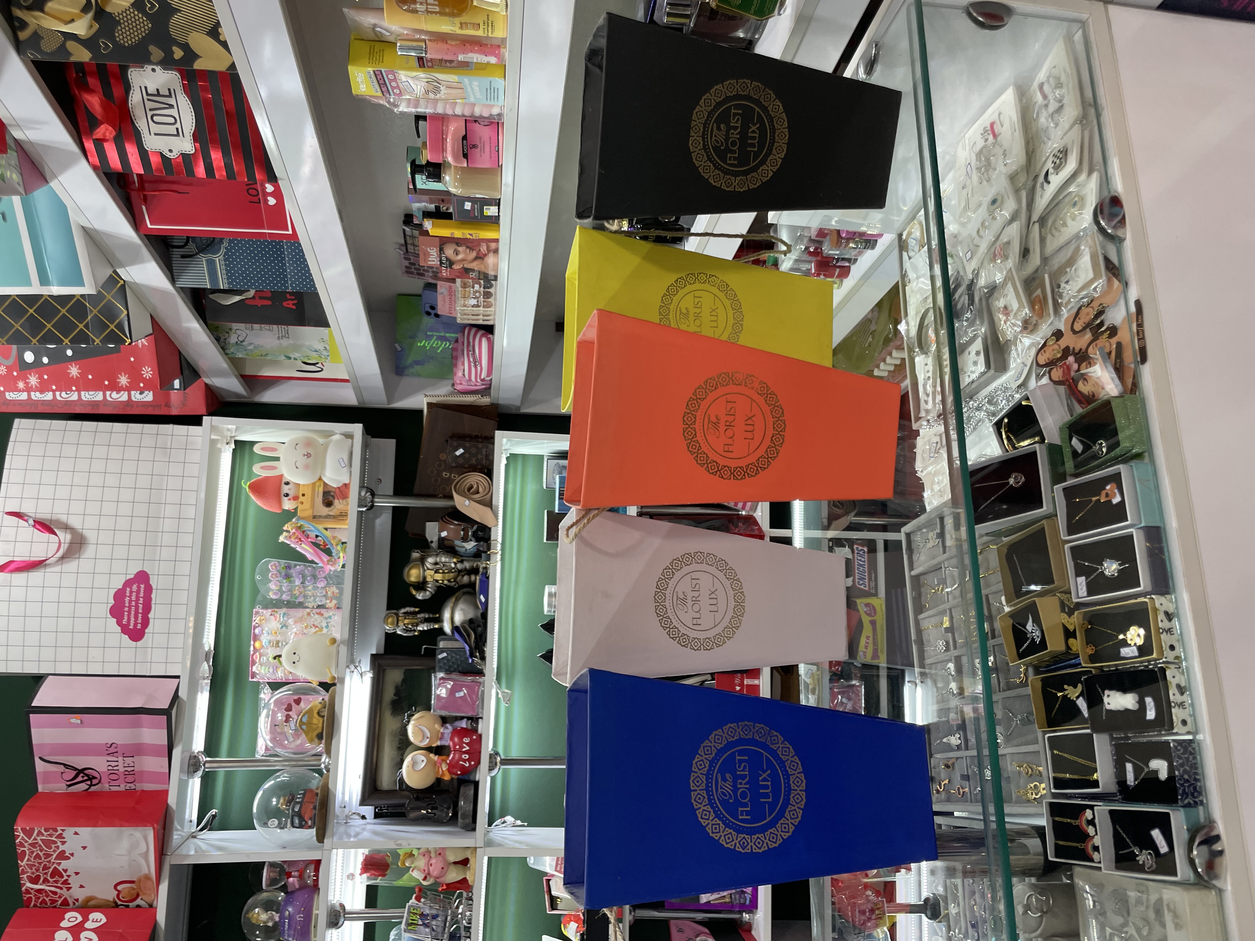 جعبه کادویی هدیه باکس گلدونی مثلثی شکل ارتفاع۳۷ و عرض۱۷ سانتی متر