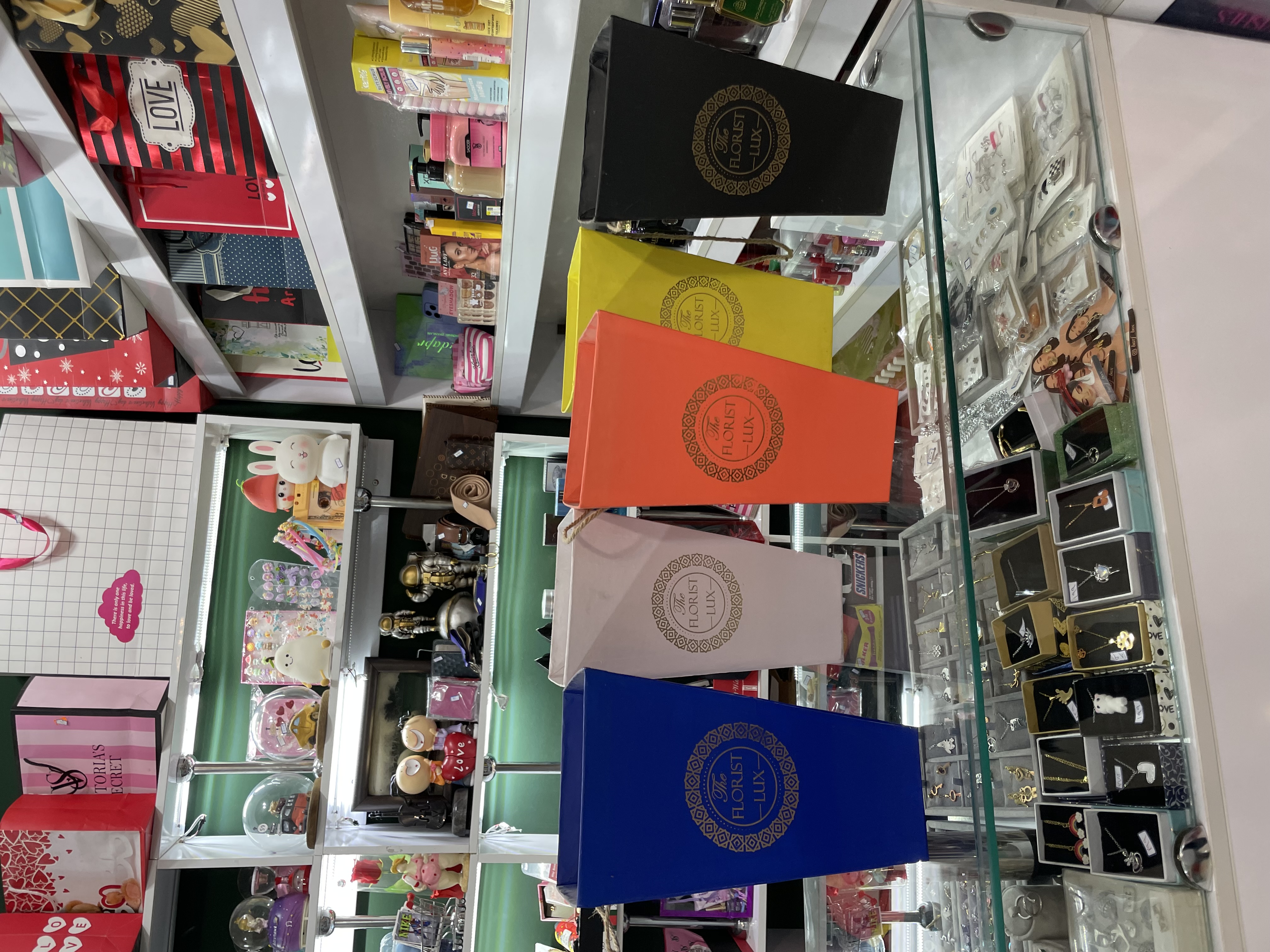 جعبه کادویی هدیه باکس گلدونی مثلثی شکل ارتفاع۳۷ و عرض۱۷ سانتی متر