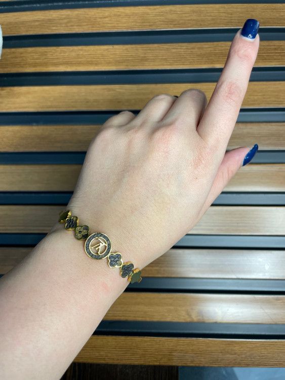 دستبند النگویی بنگل دخترانه طلایی رنگ ثابت طرح لویی ویتون