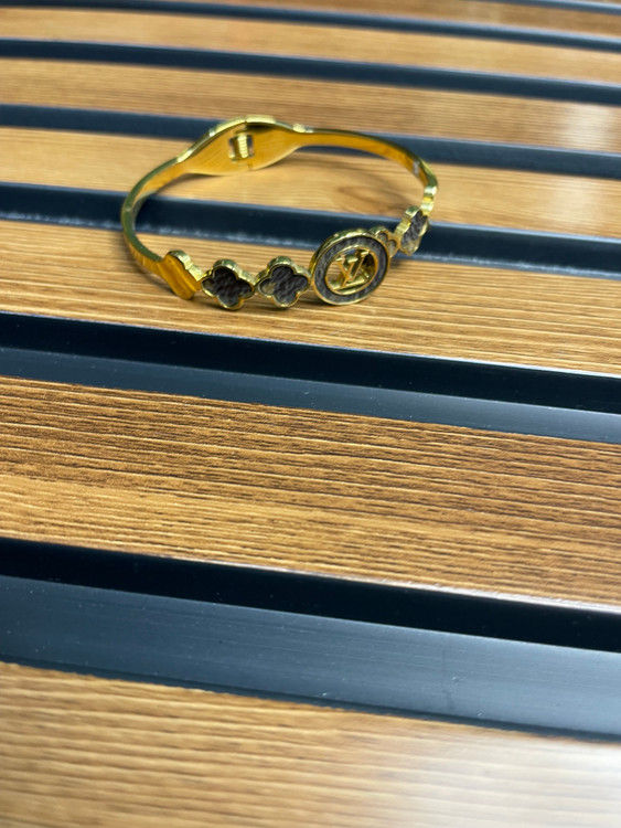 دستبند النگویی بنگل دخترانه طلایی رنگ ثابت طرح لویی ویتون