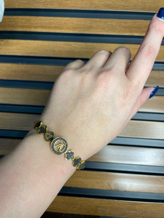 دستبند النگویی بنگل دخترانه طلایی رنگ ثابت طرح لویی ویتون