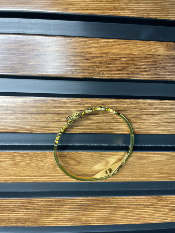 دستبند النگویی بنگل دخترانه طلایی رنگ ثابت طرح لویی ویتون